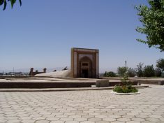 Eingang zum Ulugh Bek Observatorium (heute Museum) in Samarkand